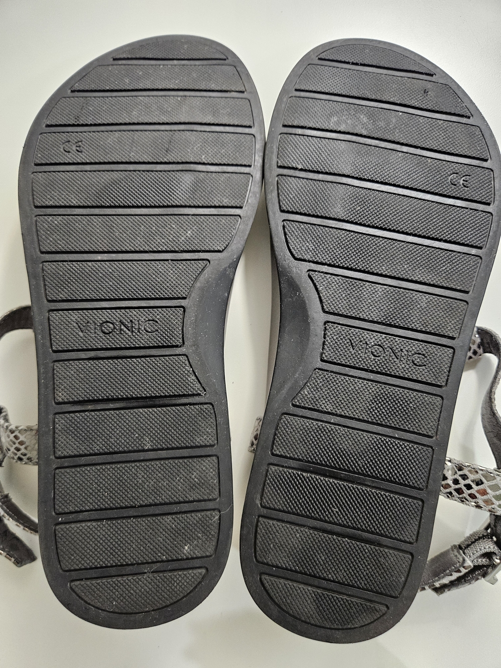 Vionic Women’s Metallic Gray Snake-Print T-Strap Sandals - Picture 6 of 6
